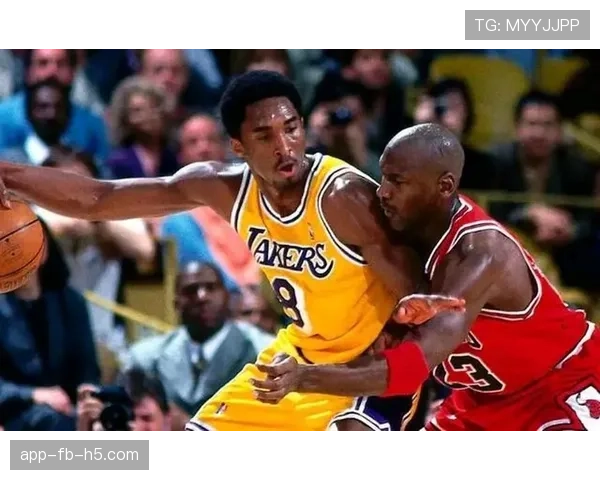 乔·杜马斯无球跑动制造空位，防守压迫改变对手进攻节奏