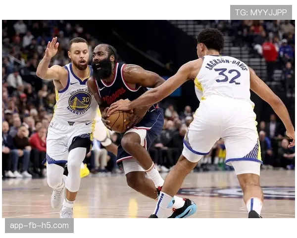 拉塞尔挡拆突破制造错位，助攻率提升显著拉开比赛节奏