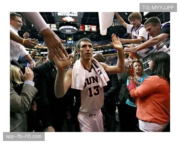 纳什传球组织助力湖人，关键时刻提升球队进攻节奏